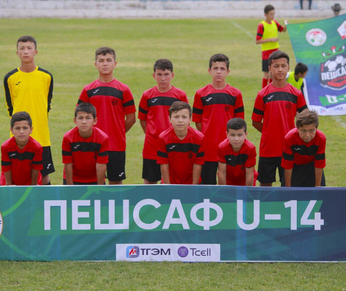 Кто в Таджикистане помогает развивать юношеский футбол?